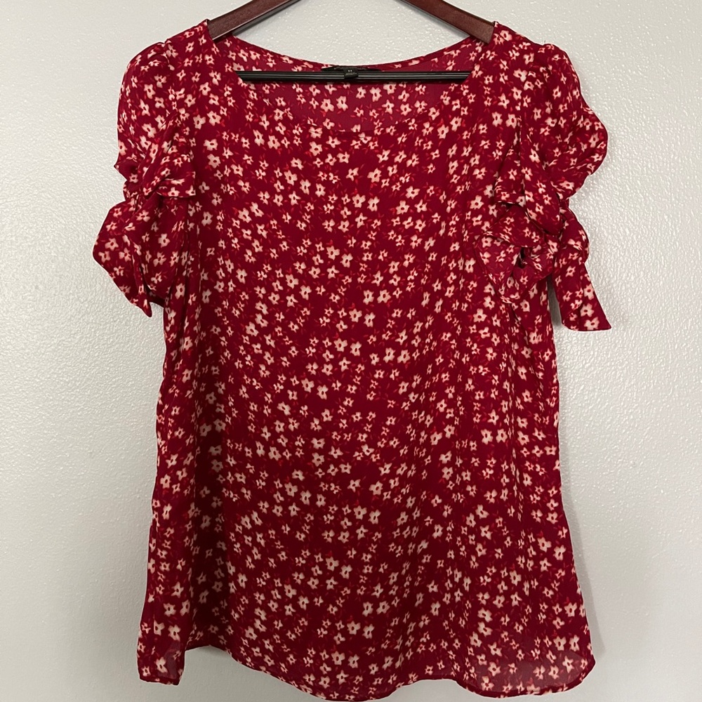Banana Republic short tie sleeve flower blouse
